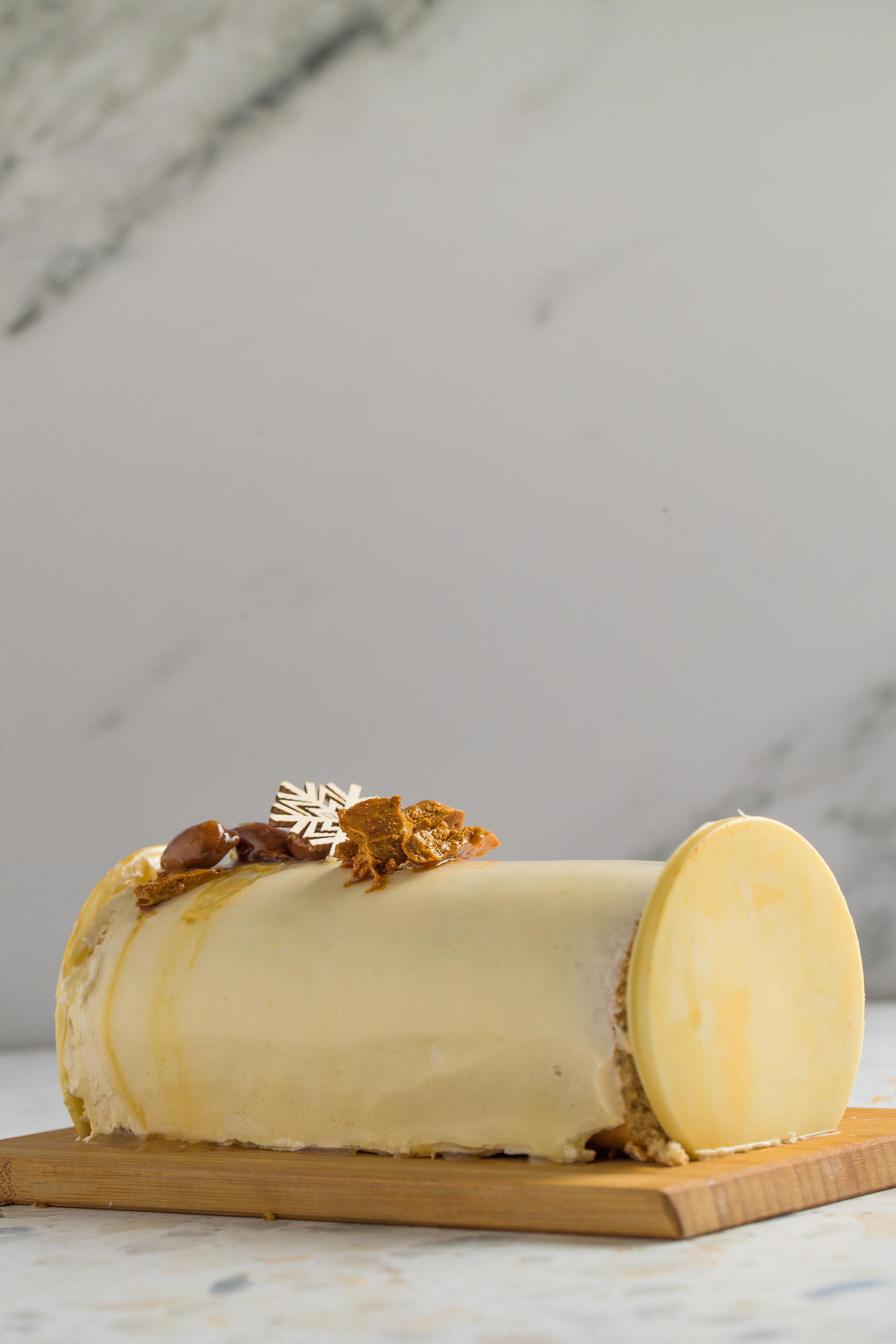 Vanilla with caramel buche 12-15 Persons